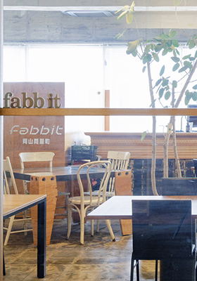 fabbit岡山問屋町店のフリースペース内観