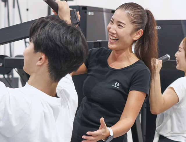 レシオボディデザインのスタッフがサポートするトレーニング風景